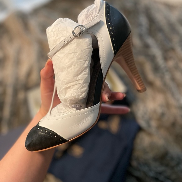 Brooks Brothers Spectator Peep Toe Sandals - Size 7 - Black/White Pre-owned - Picture 4 of 9